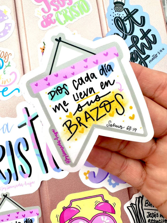 Die Cut En sus brazos Sticker | 2.5”